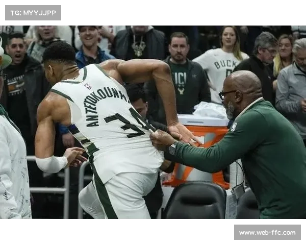 雄鹿对阵步行者,字母哥内线优势明显 雄鹿对阵步行者,字母哥内线优势明显