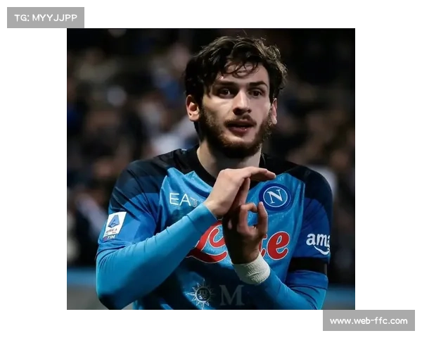 雨夜中克瓦拉茨赫利亚内切破门，滑跪庆祝染草绿